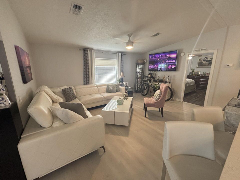 For Sale: $215,000 (3 beds, 2 baths, 1280 Square Feet)