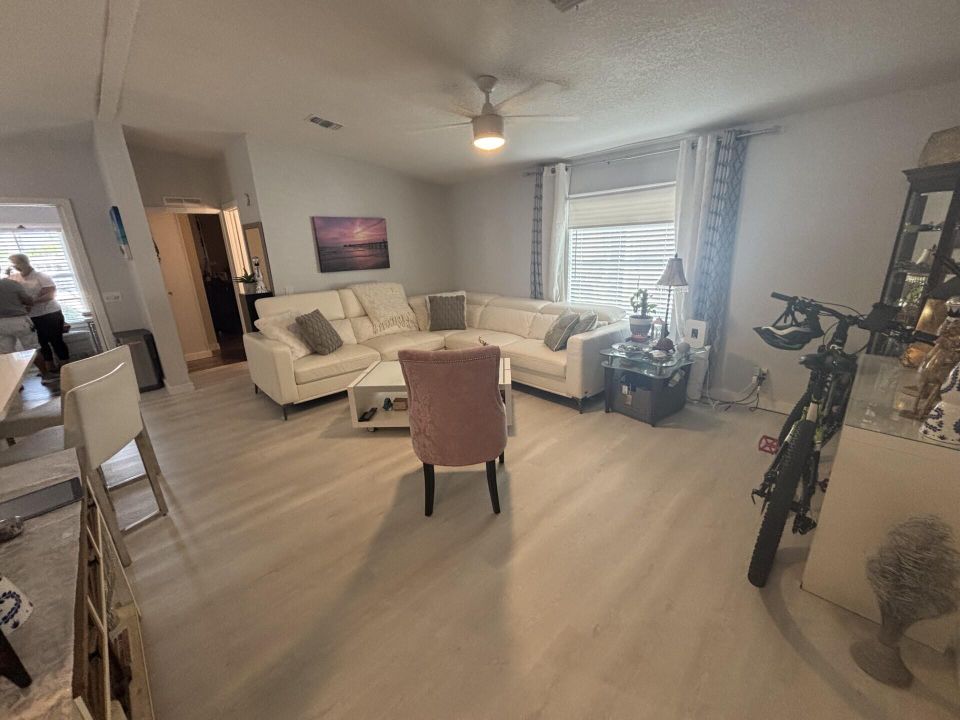 For Sale: $215,000 (3 beds, 2 baths, 1280 Square Feet)