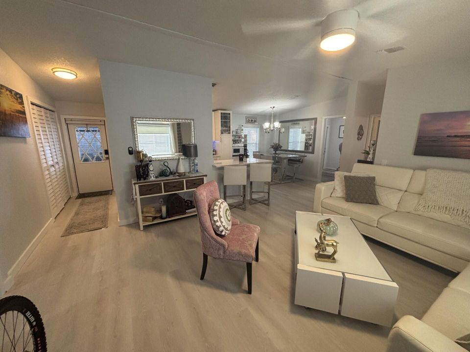 For Sale: $215,000 (3 beds, 2 baths, 1280 Square Feet)