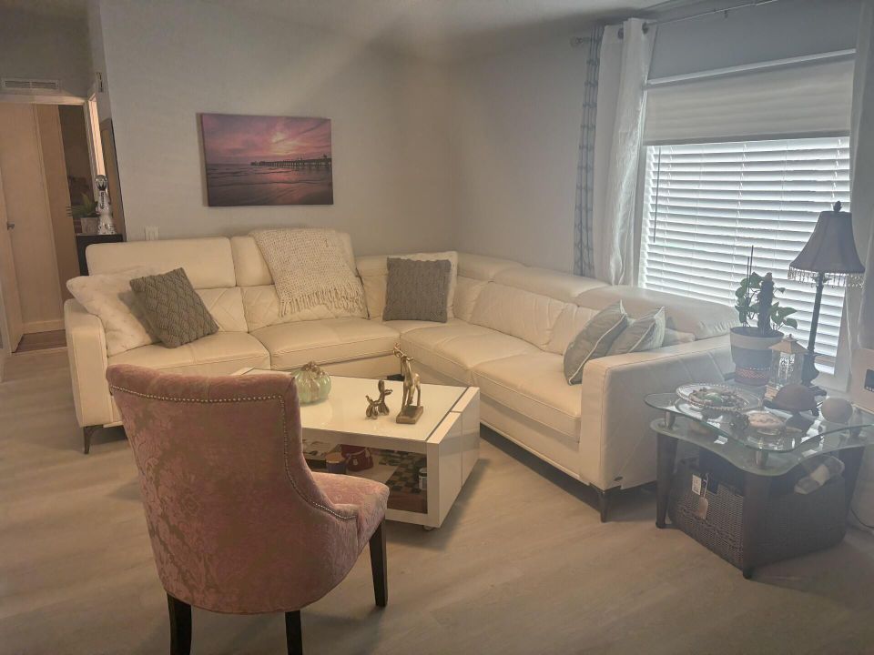 For Sale: $215,000 (3 beds, 2 baths, 1280 Square Feet)