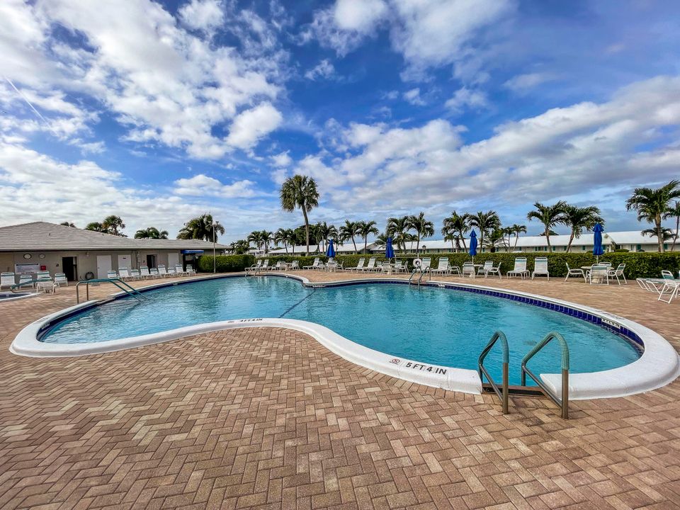 For Sale: $222,000 (2 beds, 2 baths, 904 Square Feet)