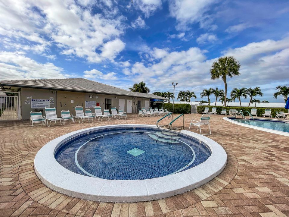 For Sale: $222,000 (2 beds, 2 baths, 904 Square Feet)