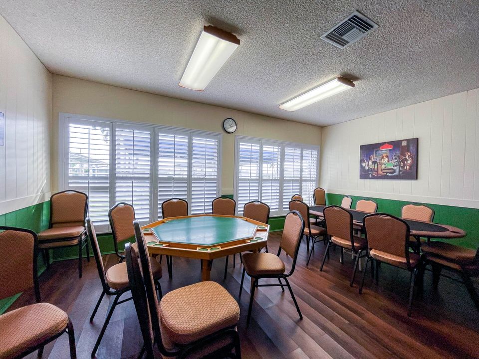 For Sale: $222,000 (2 beds, 2 baths, 904 Square Feet)