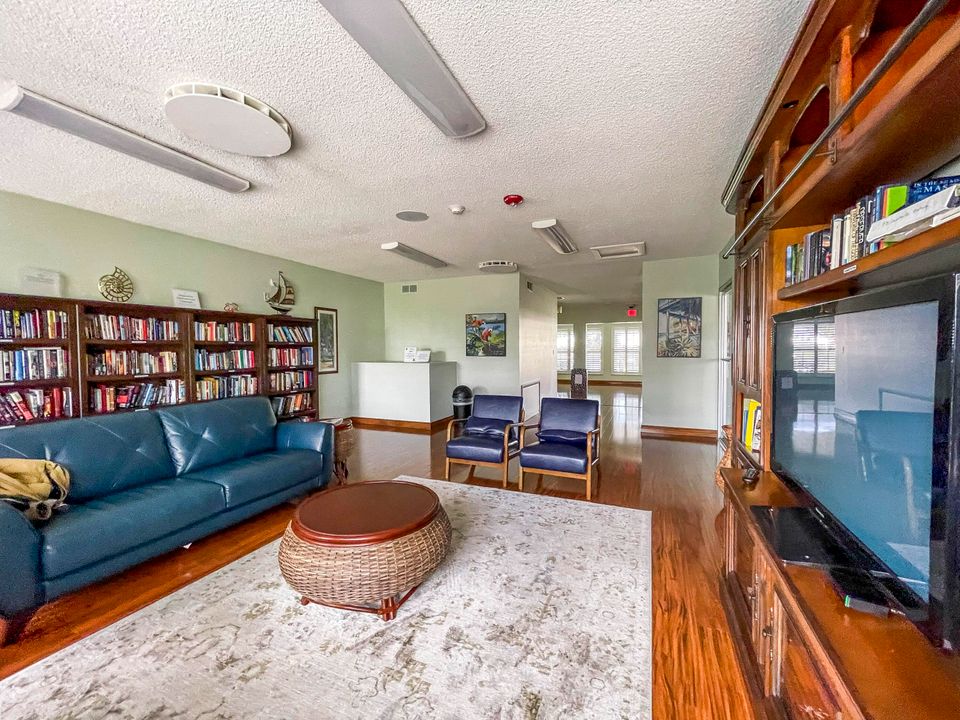 For Sale: $222,000 (2 beds, 2 baths, 904 Square Feet)