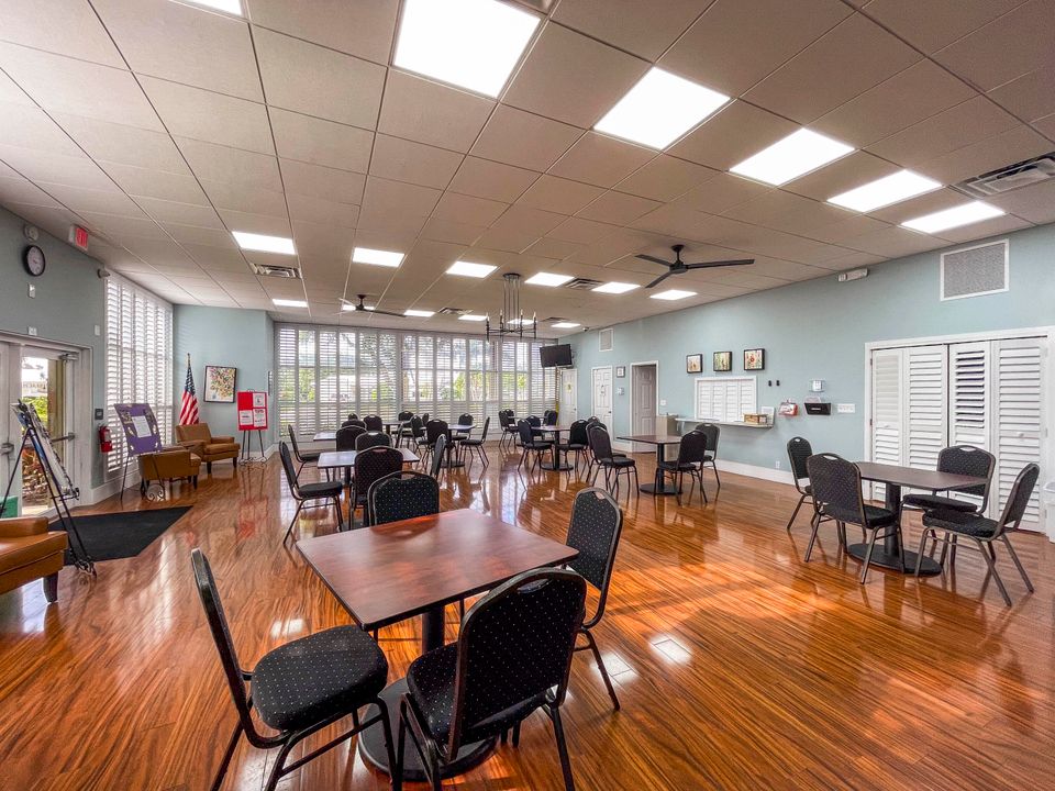 For Sale: $222,000 (2 beds, 2 baths, 904 Square Feet)