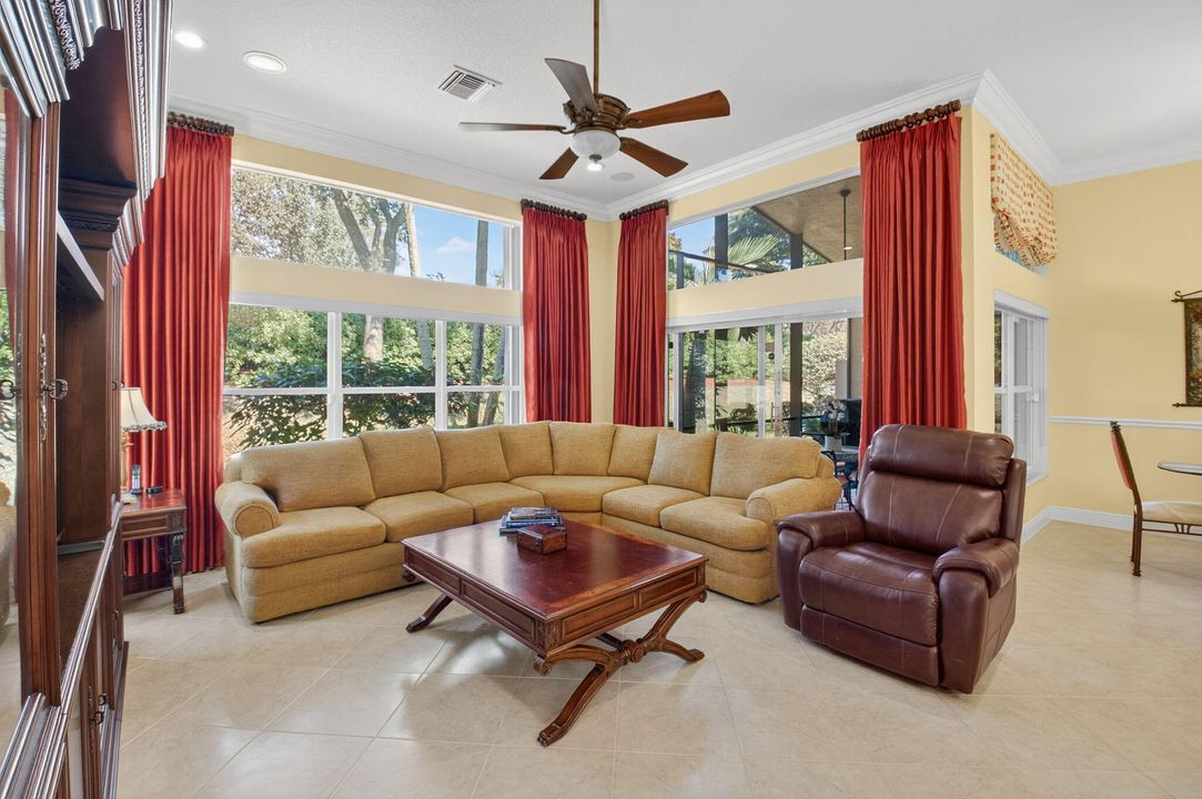 合同活跃: $624,900 (3 贝兹, 2 浴室, 2327 平方英尺)