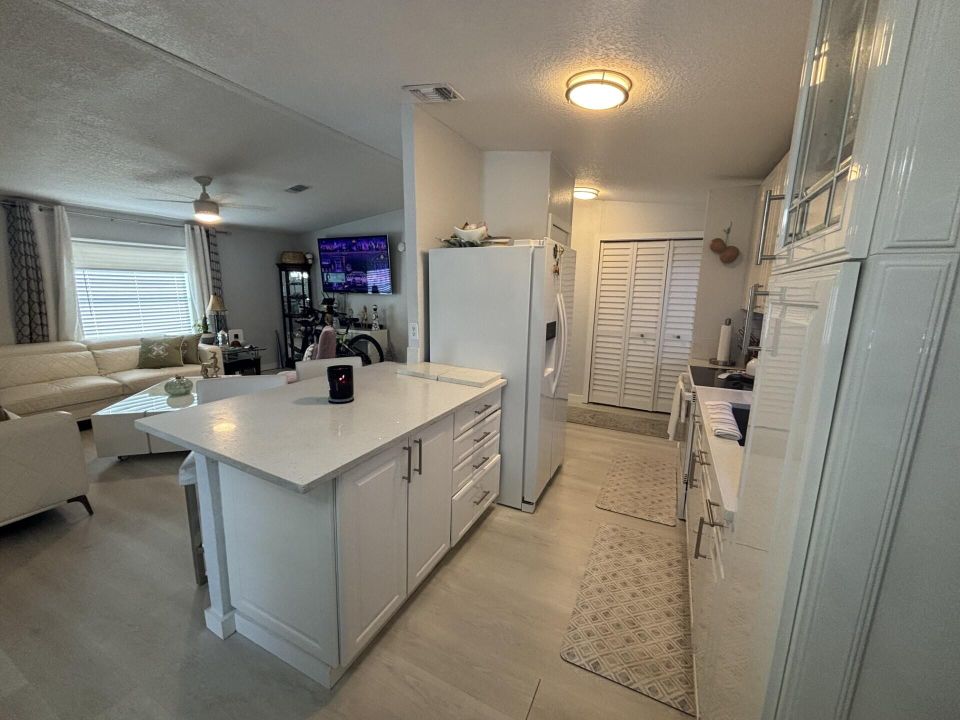 For Sale: $215,000 (3 beds, 2 baths, 1280 Square Feet)