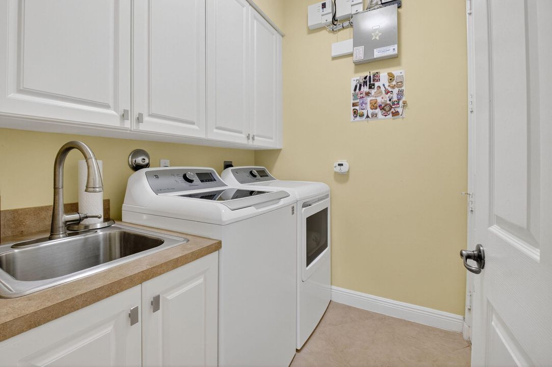 合同活跃: $624,900 (3 贝兹, 2 浴室, 2327 平方英尺)