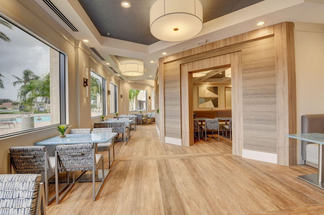 合同活跃: $624,900 (3 贝兹, 2 浴室, 2327 平方英尺)