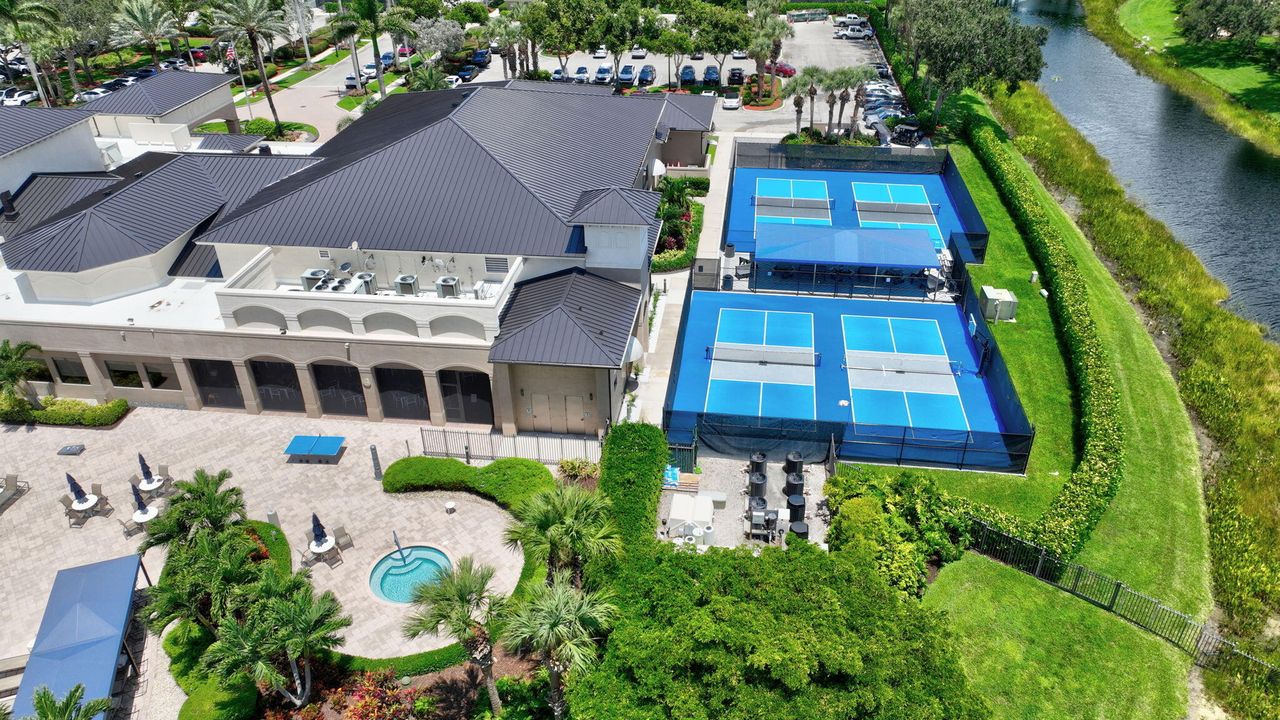 合同活跃: $624,900 (3 贝兹, 2 浴室, 2327 平方英尺)