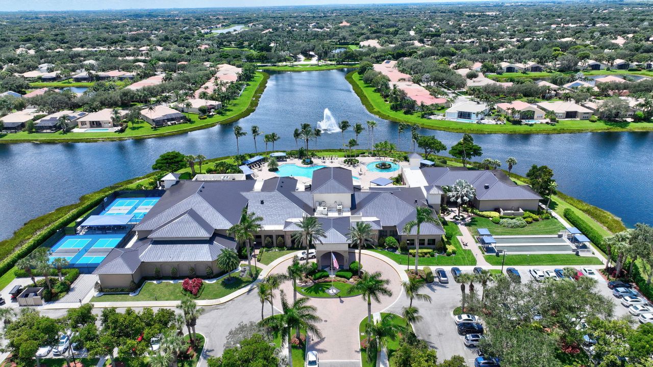 合同活跃: $624,900 (3 贝兹, 2 浴室, 2327 平方英尺)