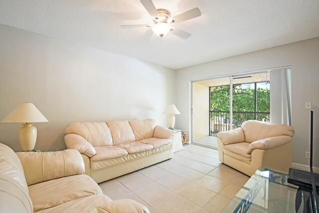For Sale: $227,000 (2 beds, 2 baths, 936 Square Feet)
