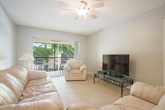For Sale: $227,000 (2 beds, 2 baths, 936 Square Feet)