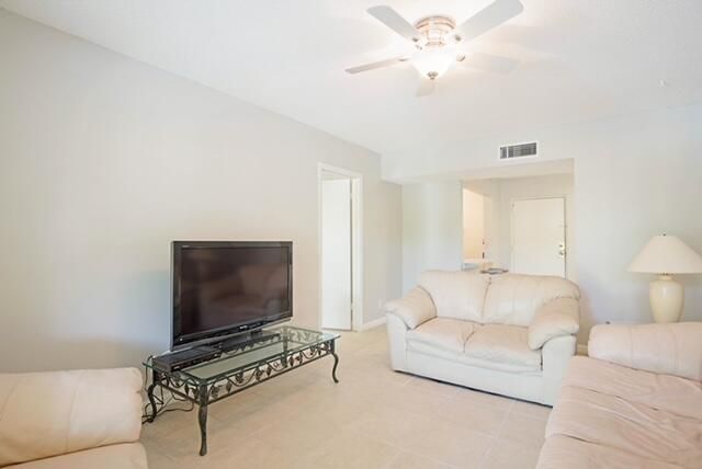 For Sale: $227,000 (2 beds, 2 baths, 936 Square Feet)