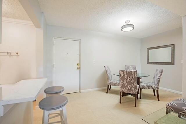 For Sale: $227,000 (2 beds, 2 baths, 936 Square Feet)