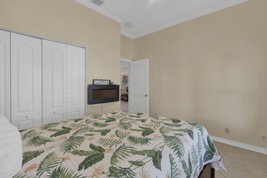 For Sale: $400,000 (3 beds, 2 baths, 1766 Square Feet)