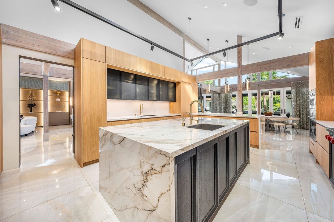 For Sale: $5,990,000 (5 beds, 6 baths, 5990 Square Feet)