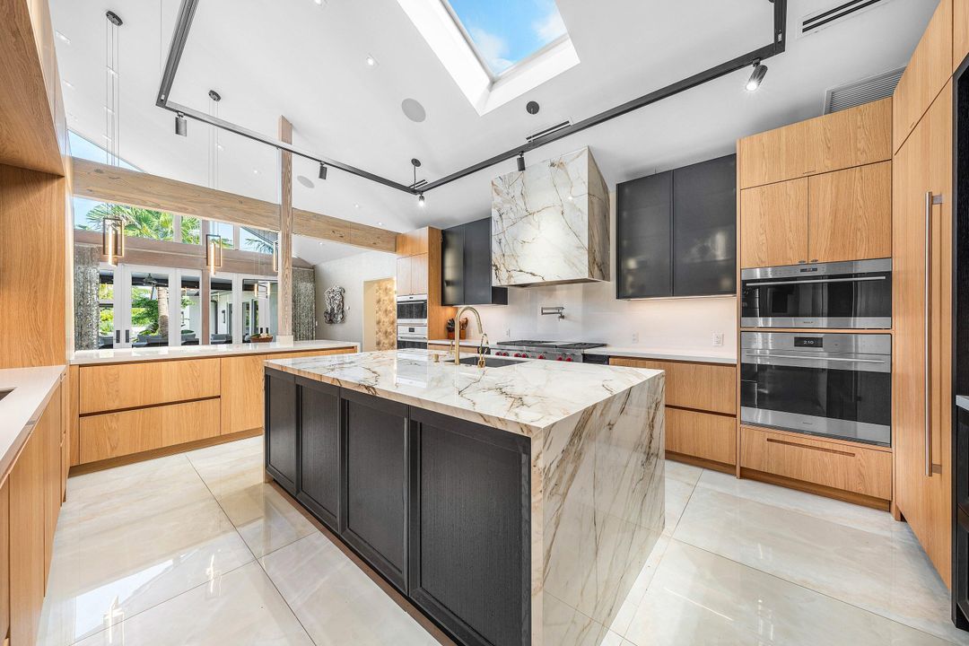 For Sale: $5,990,000 (5 beds, 6 baths, 5990 Square Feet)