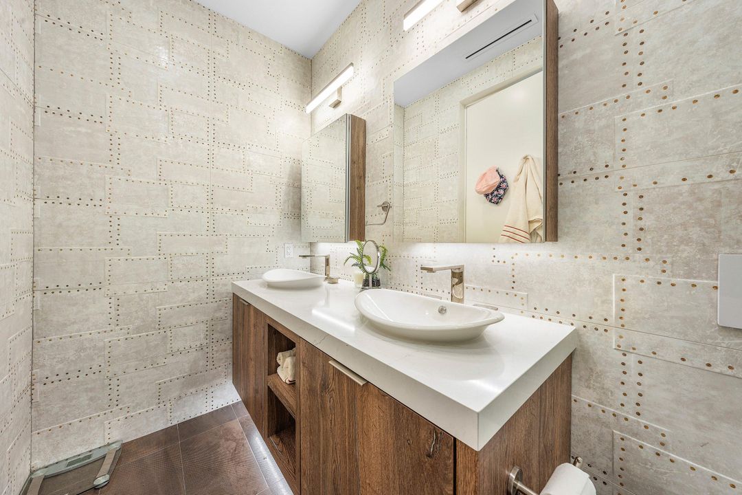 For Sale: $5,990,000 (5 beds, 6 baths, 5990 Square Feet)