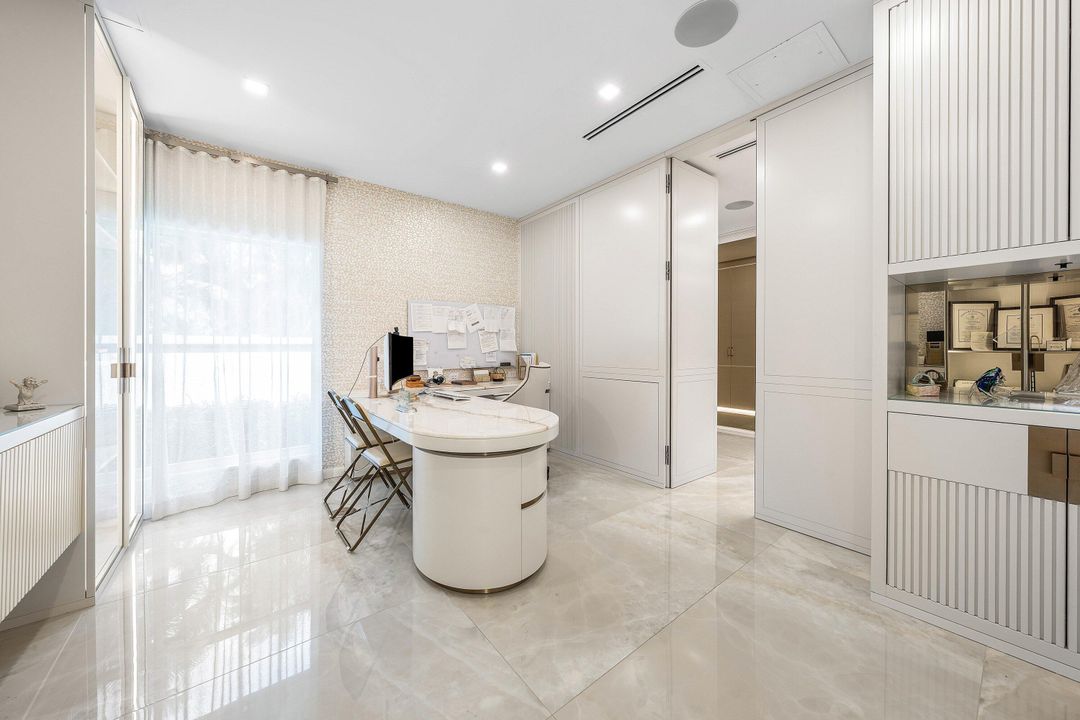 For Sale: $5,990,000 (5 beds, 6 baths, 5990 Square Feet)