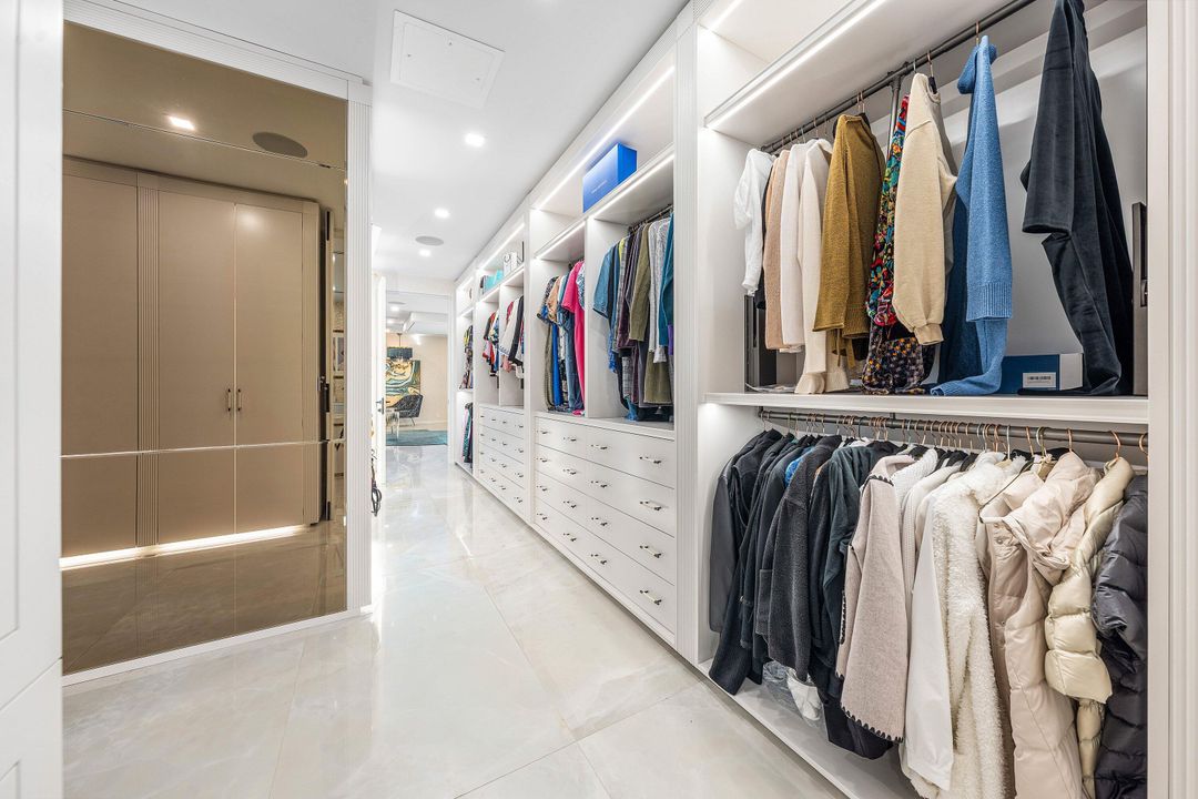 For Sale: $5,990,000 (5 beds, 6 baths, 5990 Square Feet)