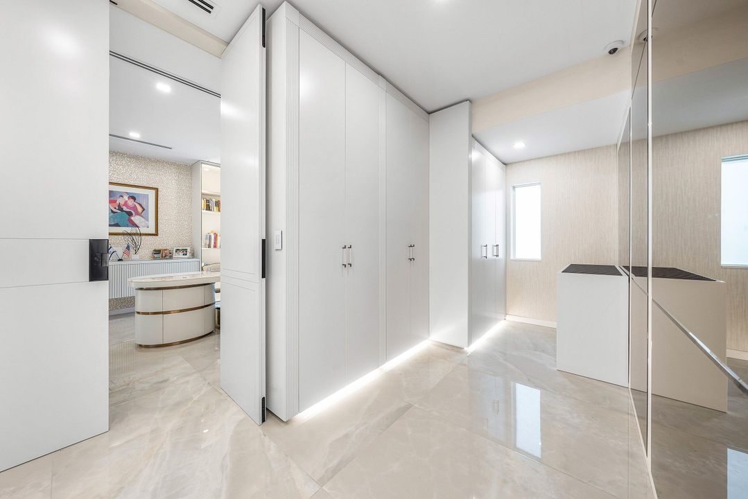 For Sale: $5,990,000 (5 beds, 6 baths, 5990 Square Feet)