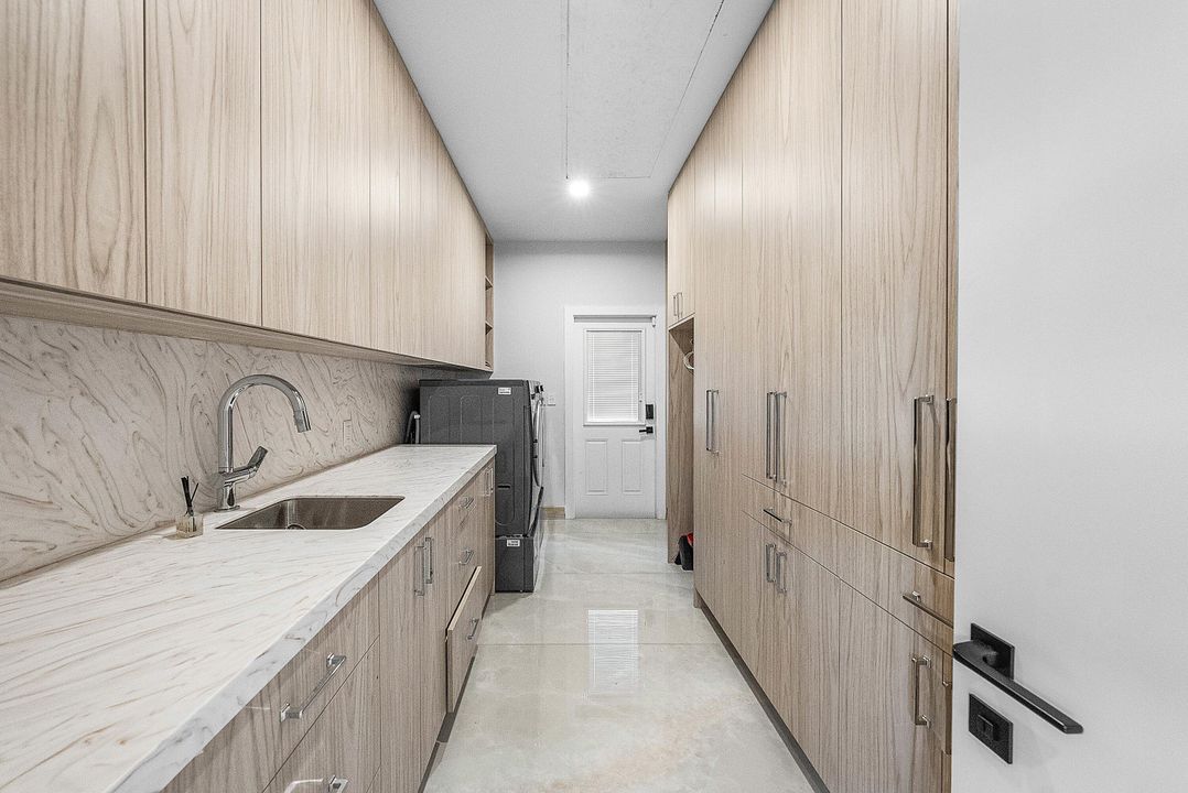 For Sale: $5,990,000 (5 beds, 6 baths, 5990 Square Feet)