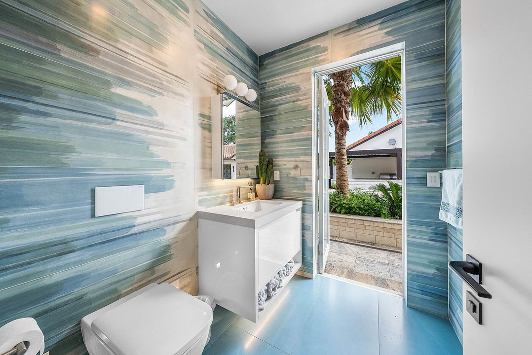 For Sale: $5,990,000 (5 beds, 6 baths, 5990 Square Feet)