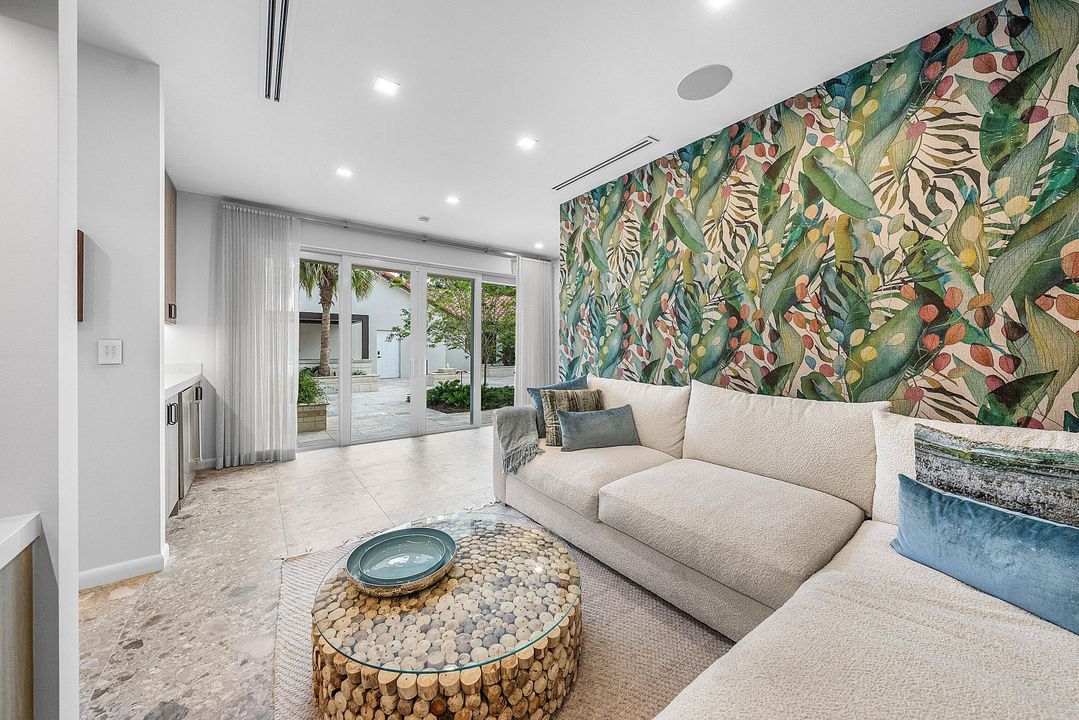 For Sale: $5,990,000 (5 beds, 6 baths, 5990 Square Feet)