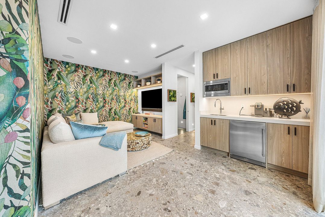 For Sale: $5,990,000 (5 beds, 6 baths, 5990 Square Feet)