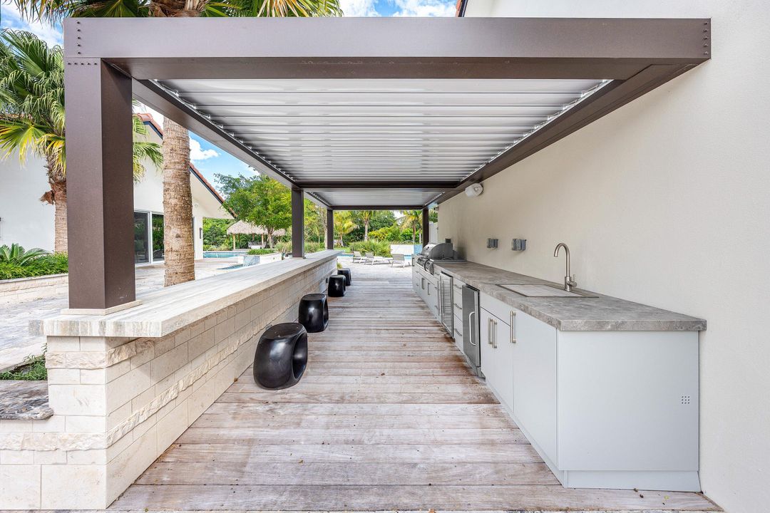 For Sale: $5,990,000 (5 beds, 6 baths, 5990 Square Feet)