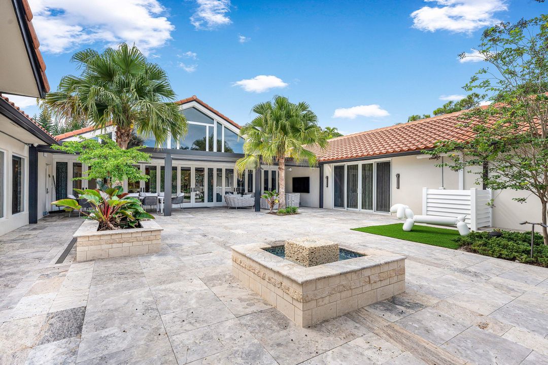 For Sale: $5,990,000 (5 beds, 6 baths, 5990 Square Feet)