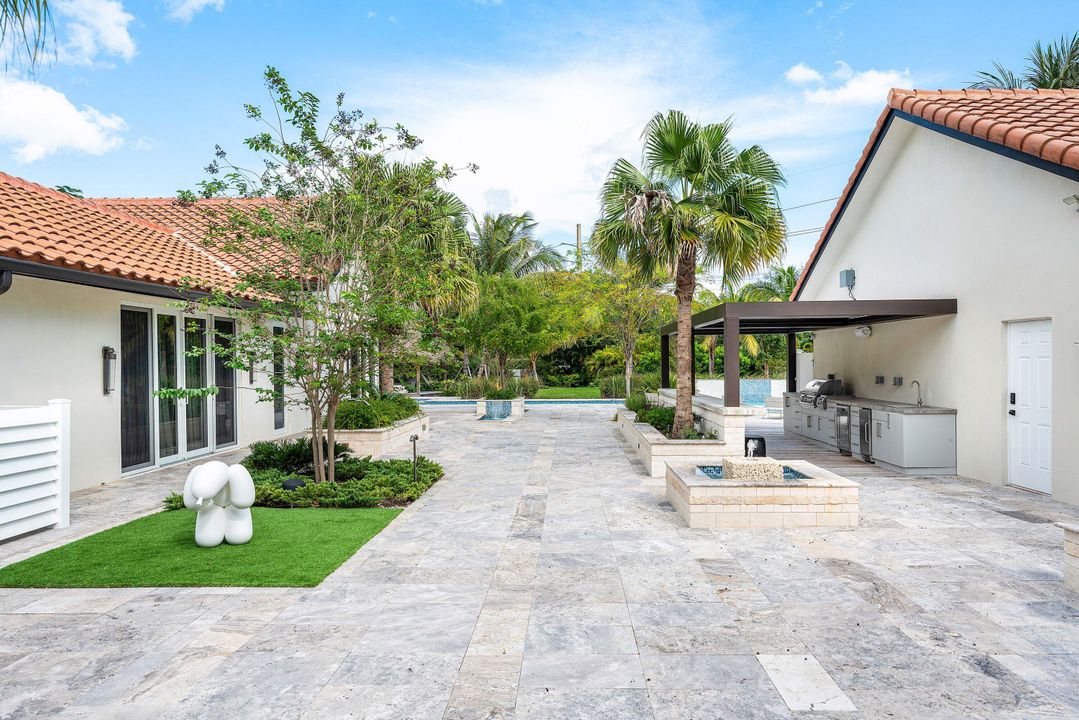 For Sale: $5,990,000 (5 beds, 6 baths, 5990 Square Feet)