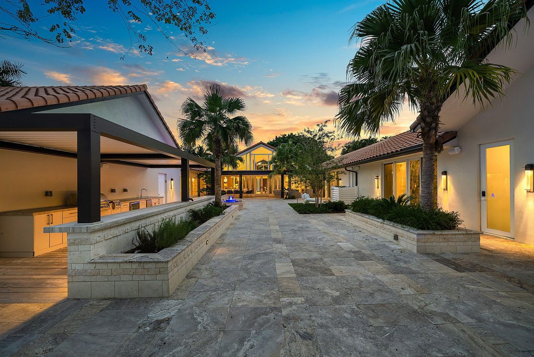 For Sale: $5,990,000 (5 beds, 6 baths, 5990 Square Feet)