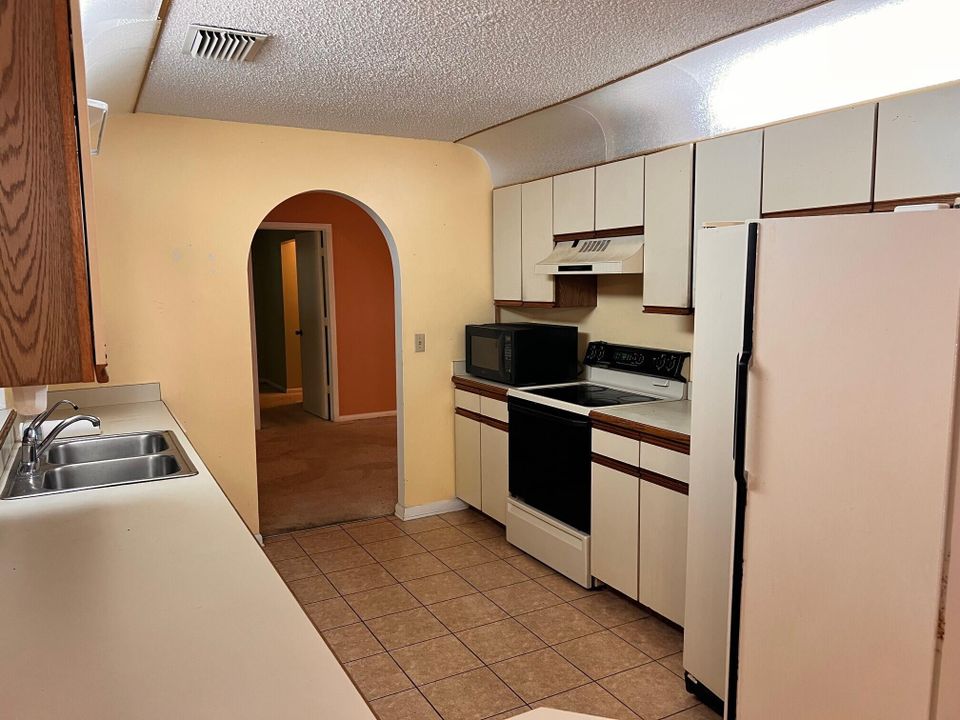 Под контрактом: $279,900 (3 спален, 2 ванн, 2050 Квадратных фут)