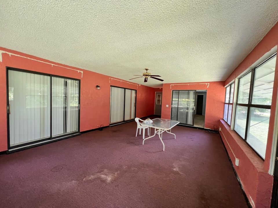 Под контрактом: $279,900 (3 спален, 2 ванн, 2050 Квадратных фут)