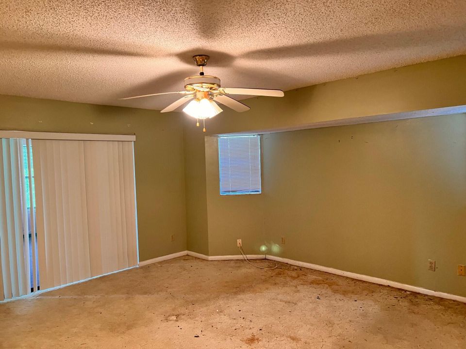 Под контрактом: $279,900 (3 спален, 2 ванн, 2050 Квадратных фут)