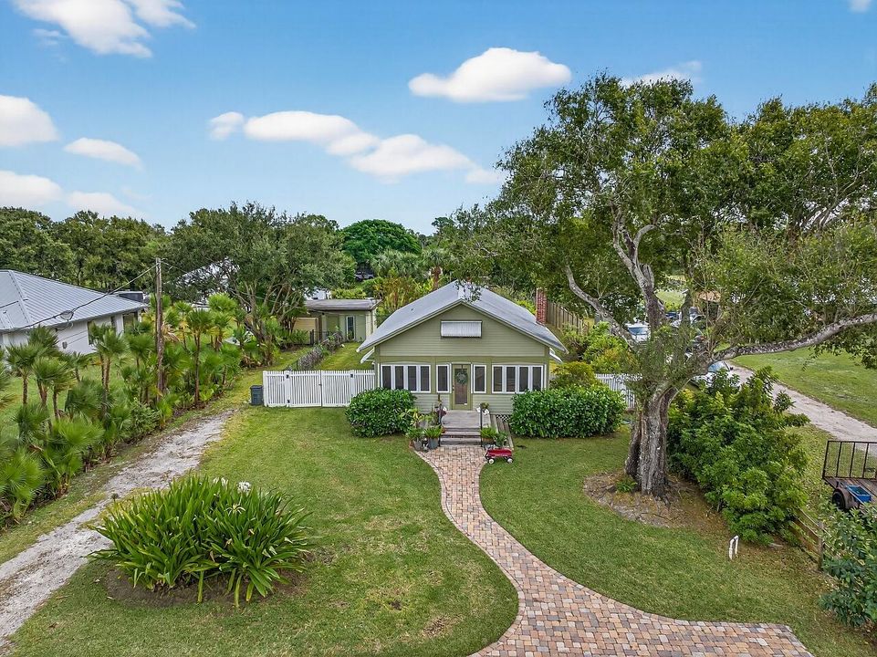 For Sale: $390,000 (2 beds, 1 baths, 1056 Square Feet)