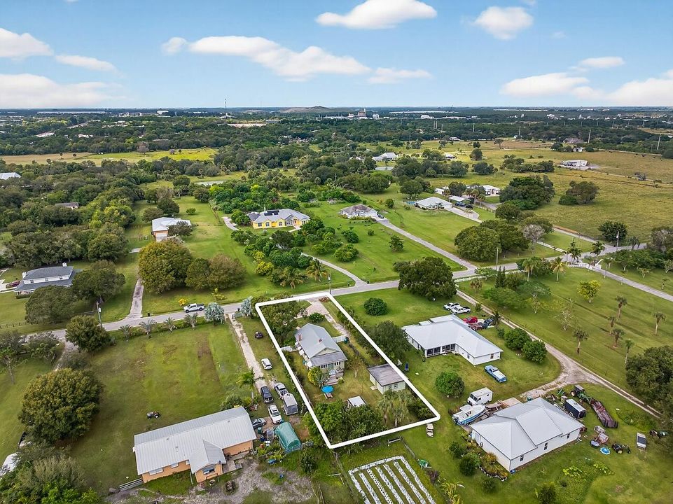 For Sale: $390,000 (2 beds, 1 baths, 1056 Square Feet)