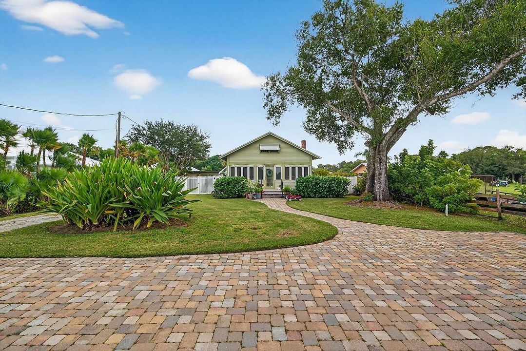 For Sale: $390,000 (2 beds, 1 baths, 1056 Square Feet)