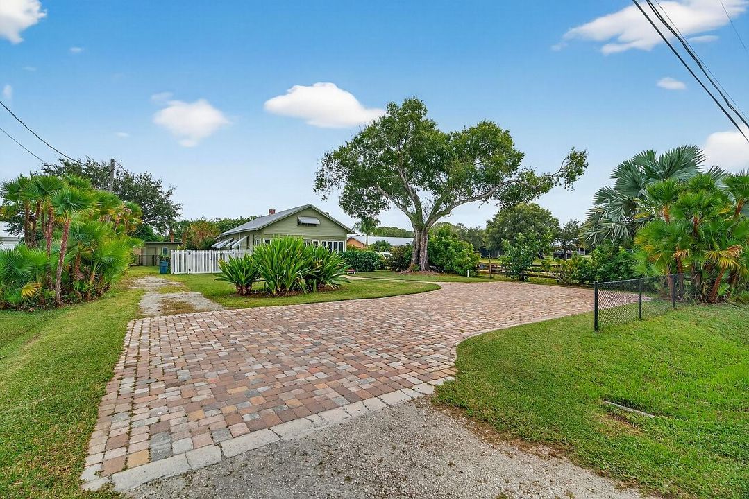 For Sale: $390,000 (2 beds, 1 baths, 1056 Square Feet)