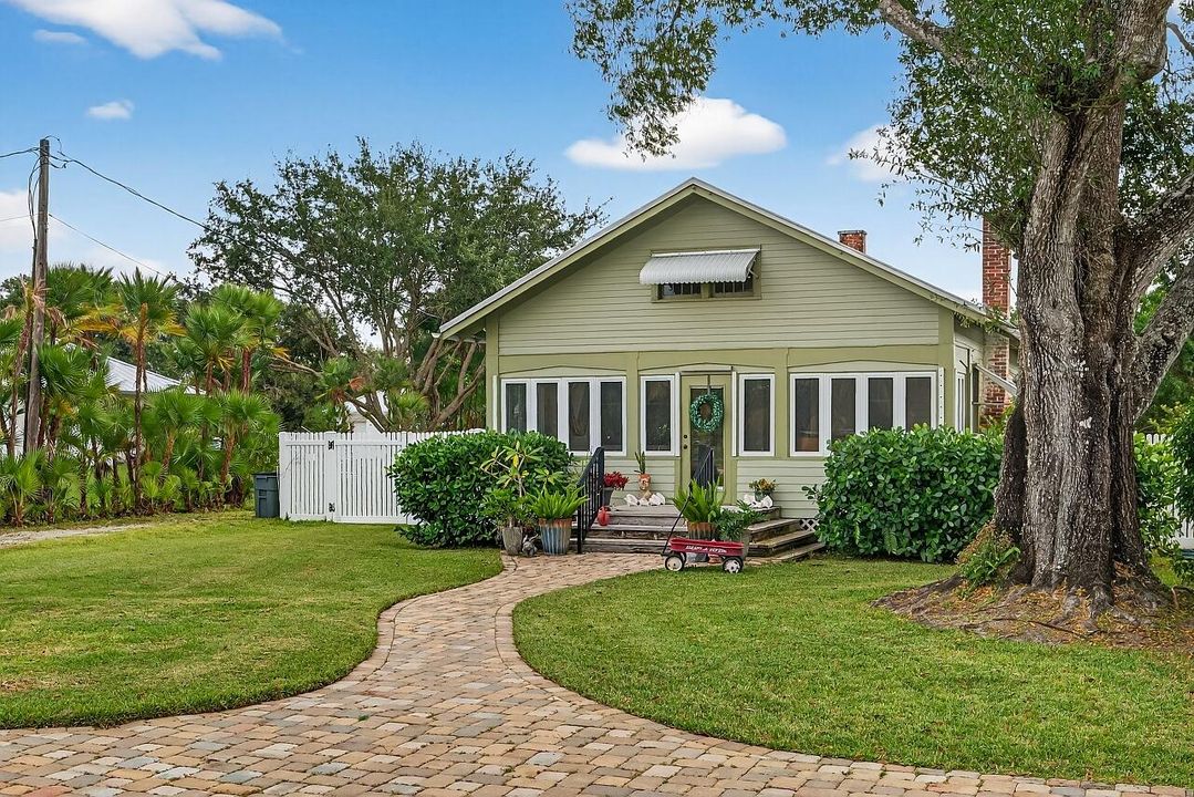 For Sale: $390,000 (2 beds, 1 baths, 1056 Square Feet)