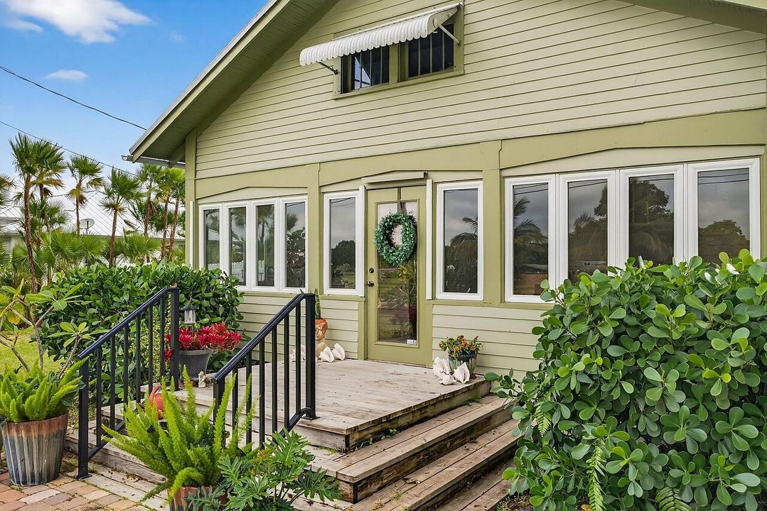 For Sale: $390,000 (2 beds, 1 baths, 1056 Square Feet)