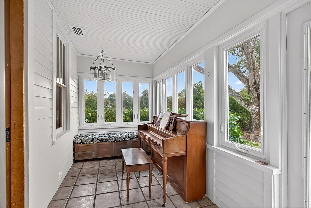 For Sale: $390,000 (2 beds, 1 baths, 1056 Square Feet)