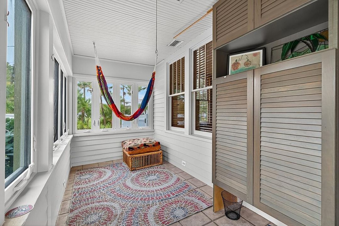 For Sale: $390,000 (2 beds, 1 baths, 1056 Square Feet)