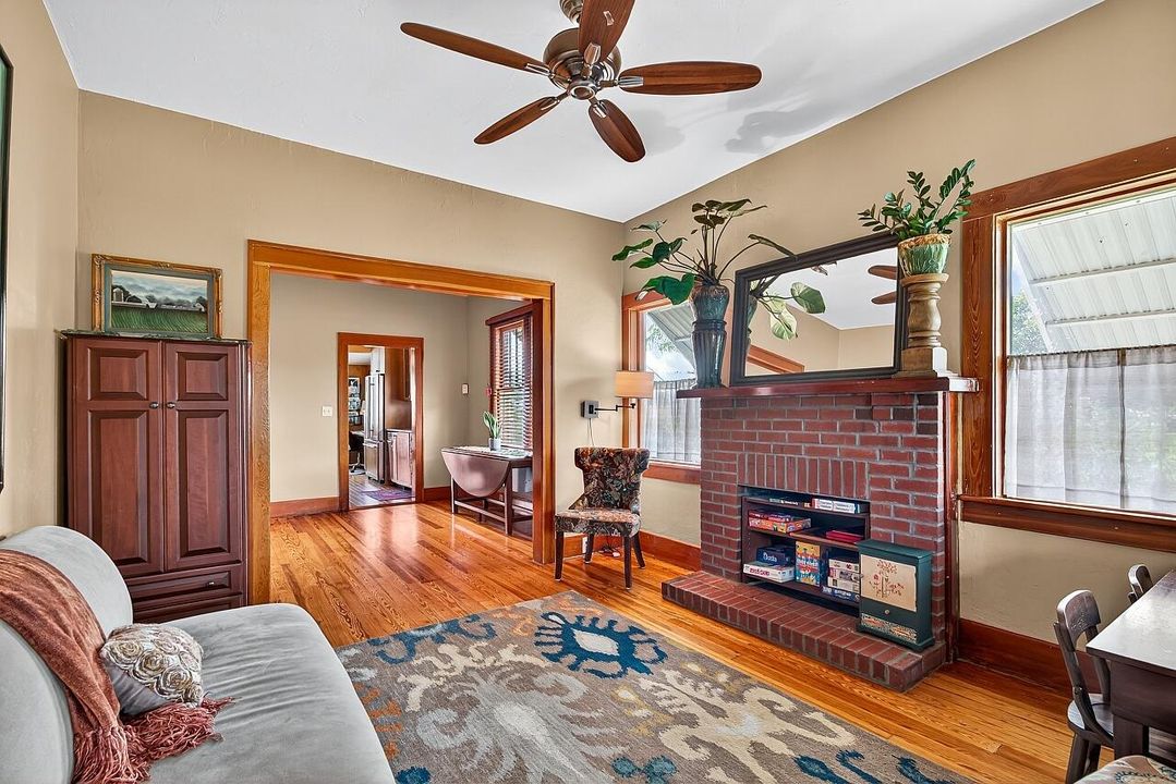 For Sale: $390,000 (2 beds, 1 baths, 1056 Square Feet)