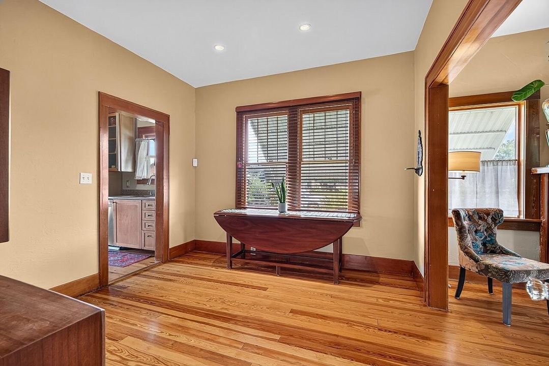 For Sale: $390,000 (2 beds, 1 baths, 1056 Square Feet)