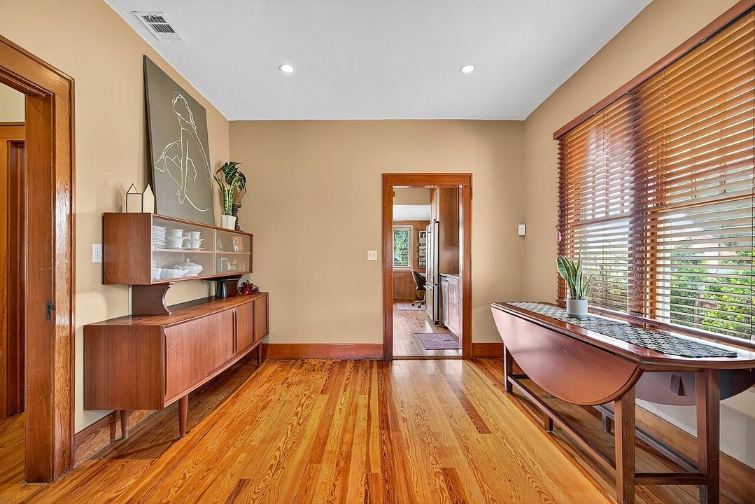 For Sale: $390,000 (2 beds, 1 baths, 1056 Square Feet)