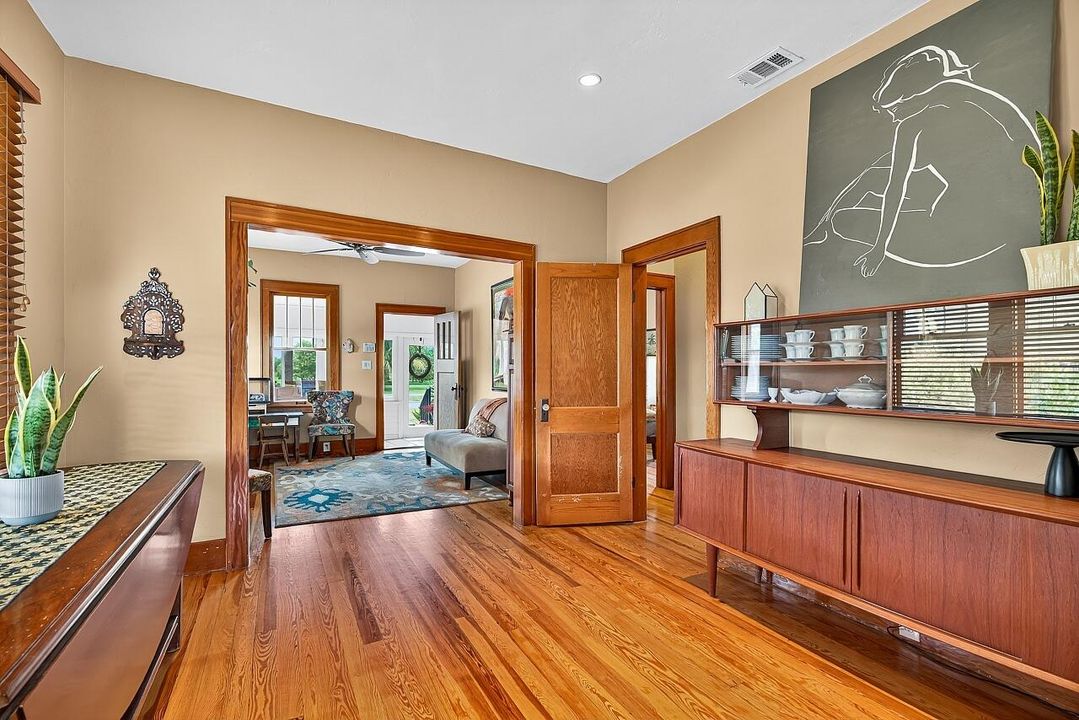 For Sale: $390,000 (2 beds, 1 baths, 1056 Square Feet)