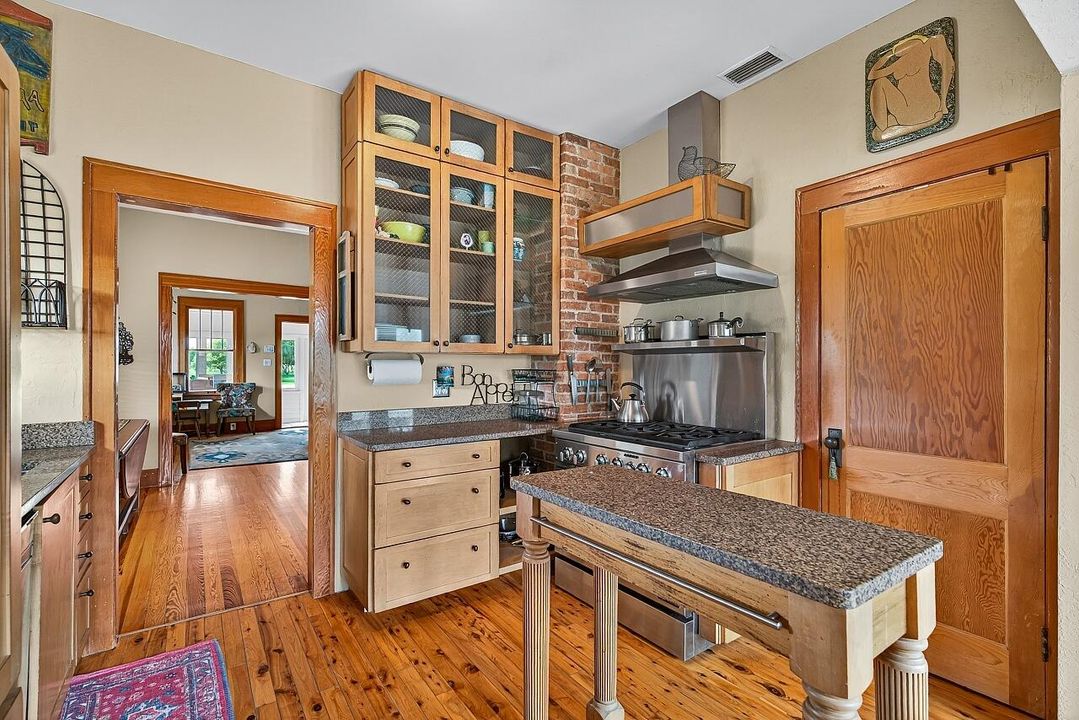 For Sale: $390,000 (2 beds, 1 baths, 1056 Square Feet)